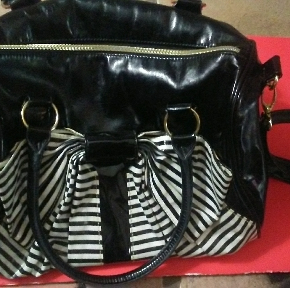 NWOT Betsey Johnson black/white/gold lrg purse